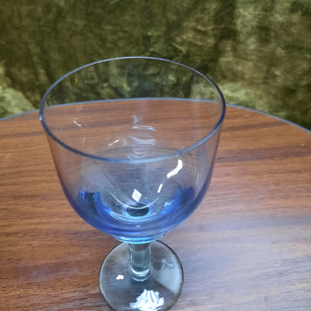 Бокал синий для вина, стекло, СССР, цена за 1 шт. (на одном бокале есть скол). Картинка 9